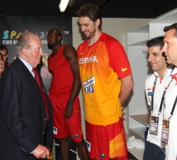 Don Juan Carlos tras el encuentro visitó a los jugadores y al equipo técnico en el vestuario